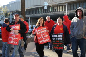 Several hundred Verizon workers display their frustration over the lack of a new union contract.
Photos/Bobby Begun