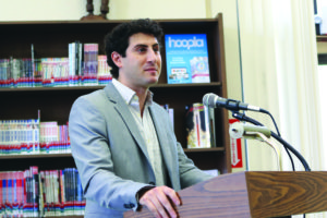 Daniel Barbarisi, author of “Dueling with Kings: High Stakes, Killer Sharks, and the Get-Rich Promise of Daily Fantasy
Sports,” speaks with the audience before his reading. Photos/Andrew Dapolite